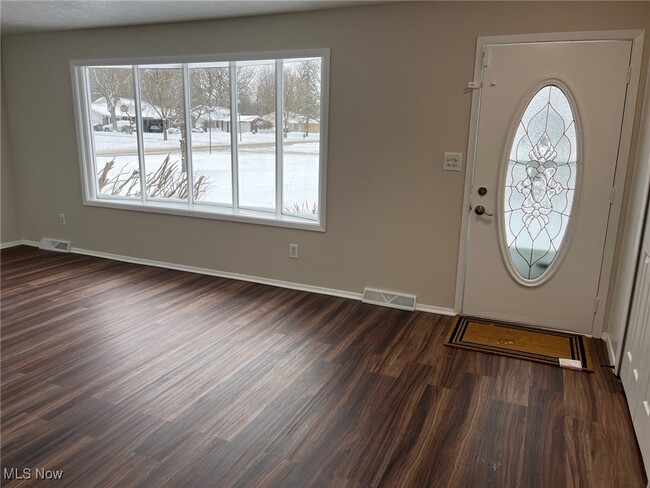 Building Photo - 8671 Ashwood Dr