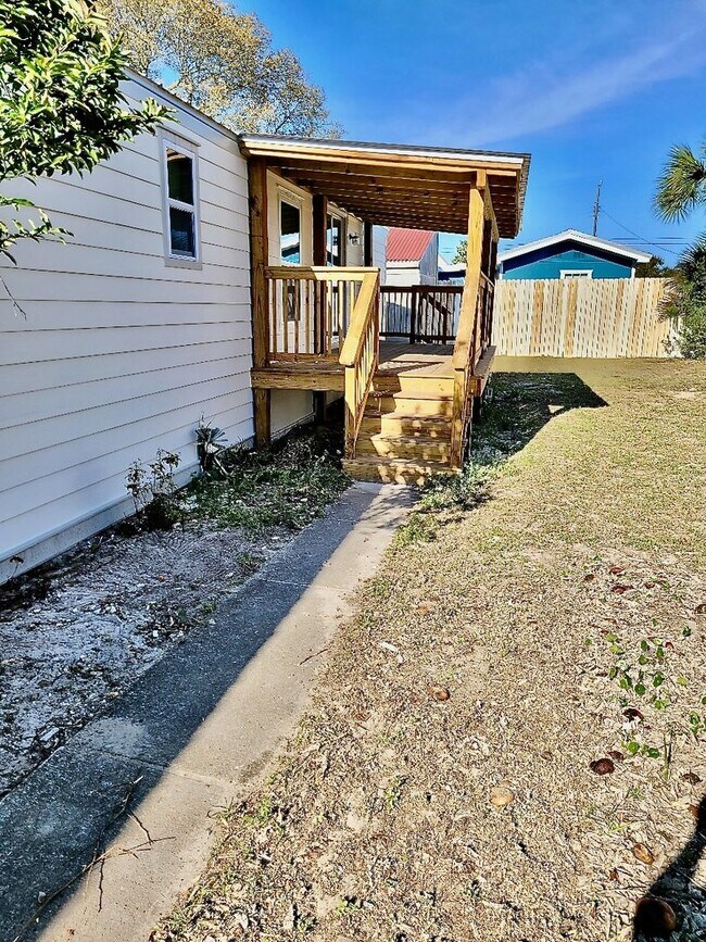 Building Photo - Recently Renovated 2 Bedroom / 2 bathroom ...