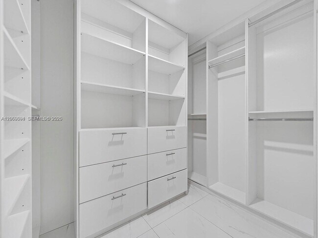 Building Photo - 6951 Miami Lakeway S
