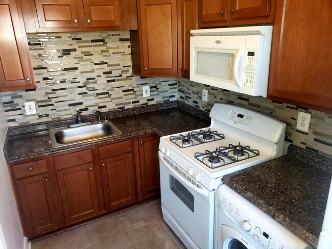 Building Photo - 5644 Midwood Ave