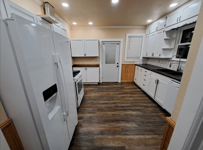 Kitchen - 204 Edna St