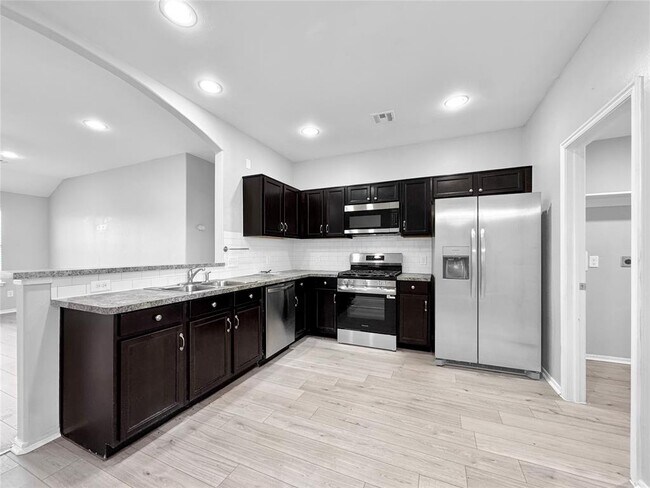 Building Photo - 2717 Sugar Pne Dr