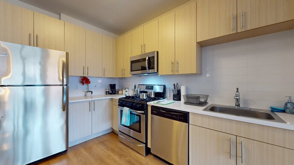 Building Photo - 545 Bedford St