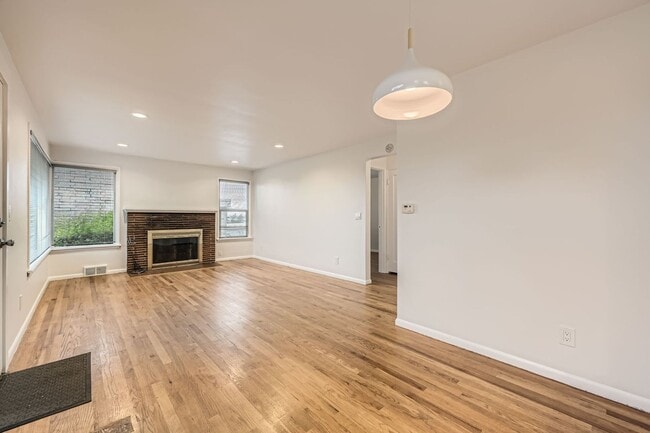 Building Photo - Updated 2bed/1bath Home with Attached Garage in Fremont!!