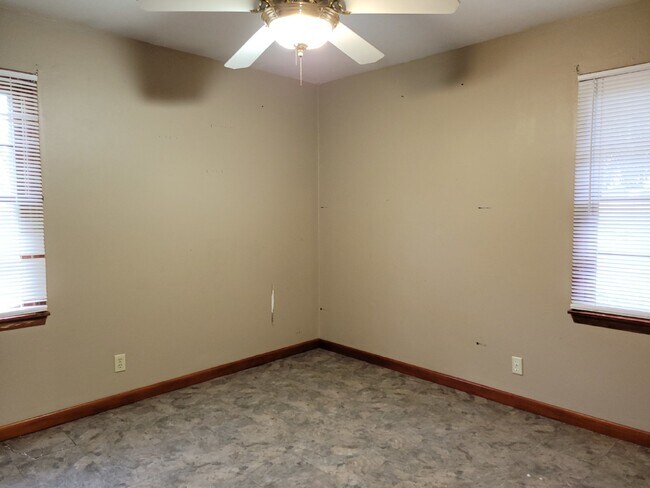 Building Photo - "Spacious 3-Bed Haven with Hardwood Floors in Huntsville – 2115 Sq Ft of Comfort!"