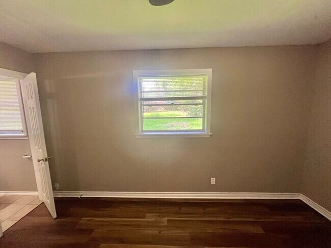 Building Photo - Tour Today! 3 Bedroom 2 Bath Single Family Home in Longview!