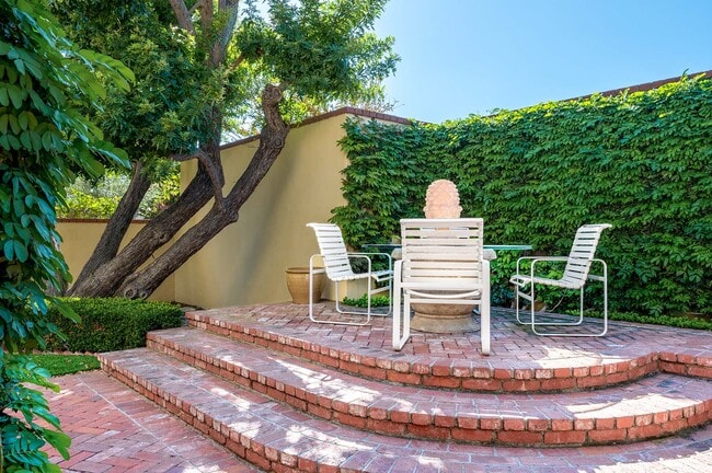 Building Photo - 369 Avenida Granada St