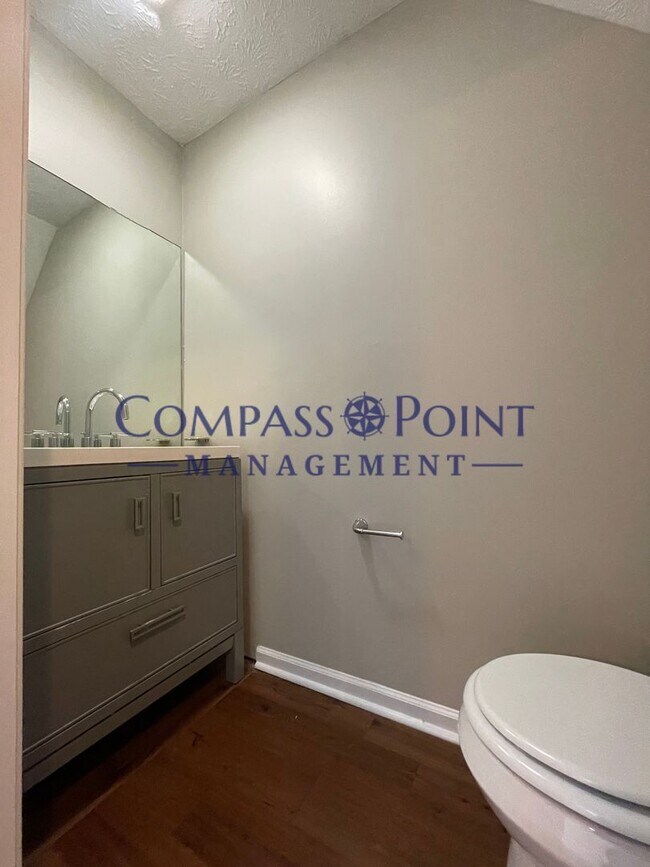 Building Photo - 2BR 1.5 BTH townhouse, First Month's Rent Free!!