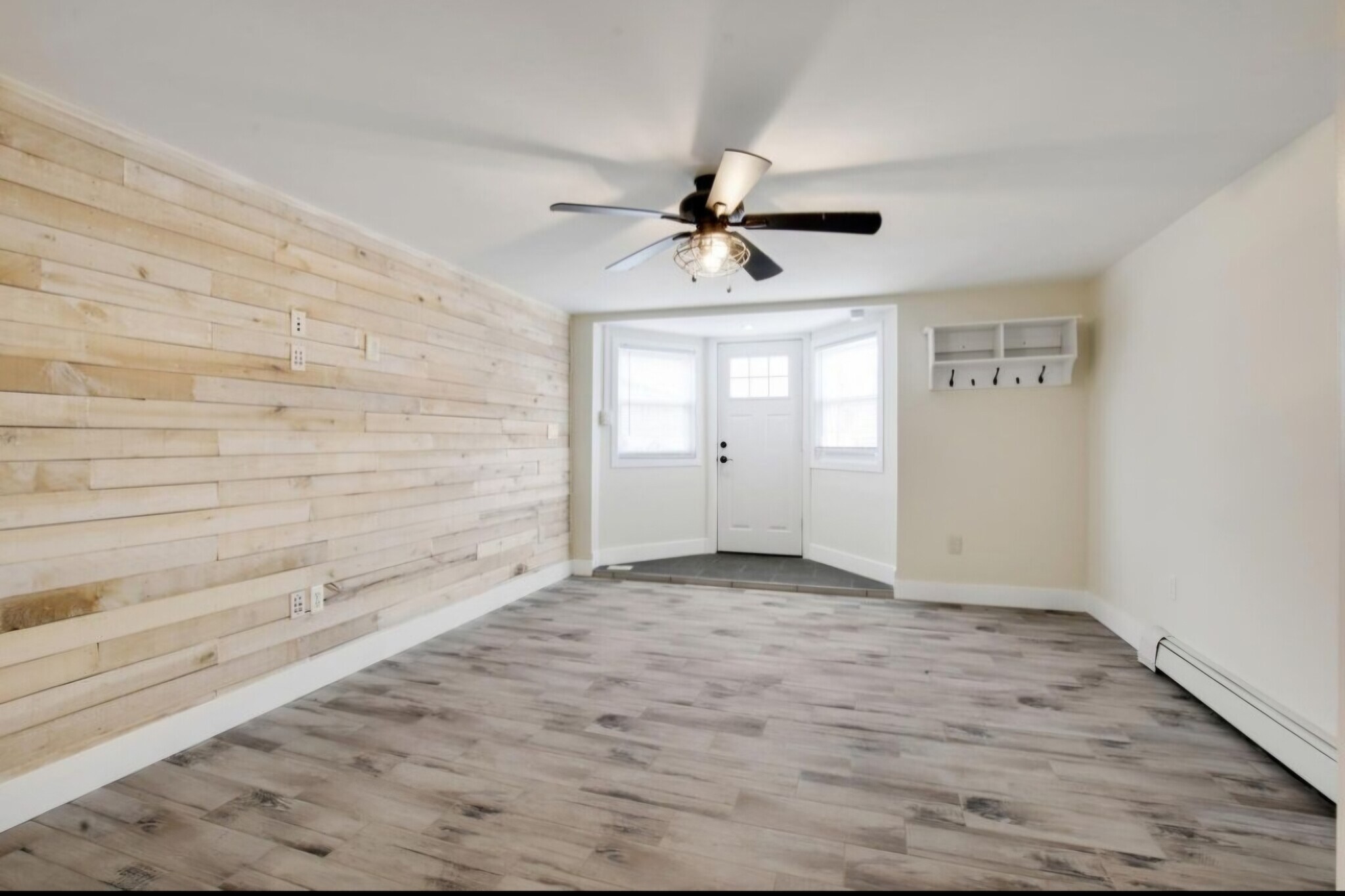 Living - 728 Golden Ave