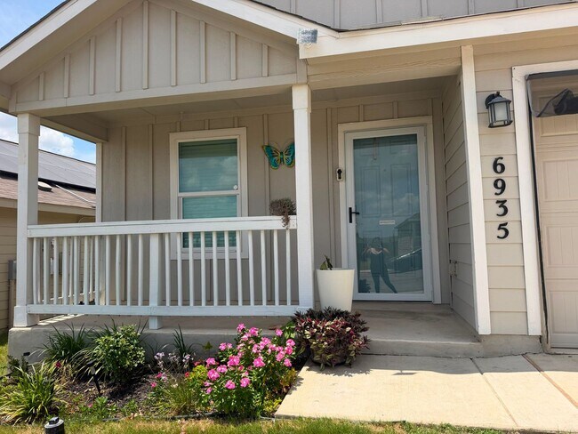 Building Photo - Modern Comfort Meets Convenient Living in San Antonio