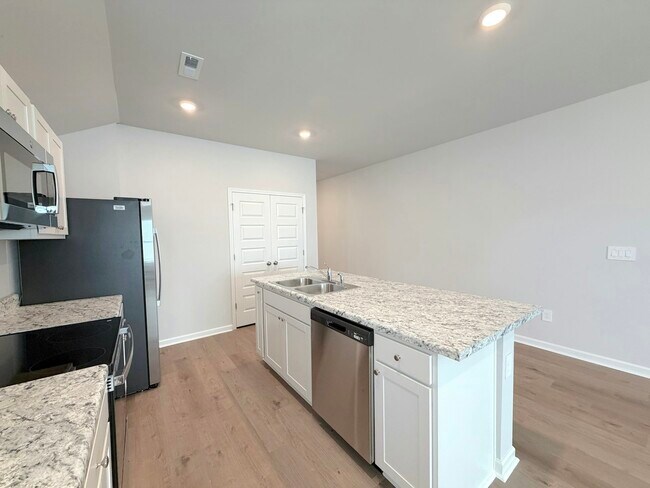 Building Photo - 128 Challenger Wy