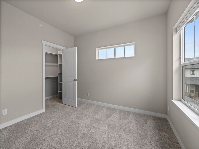 Building Photo - Move-In Ready, 3BR/2BA Townhome in Loveland with Modern Finishes