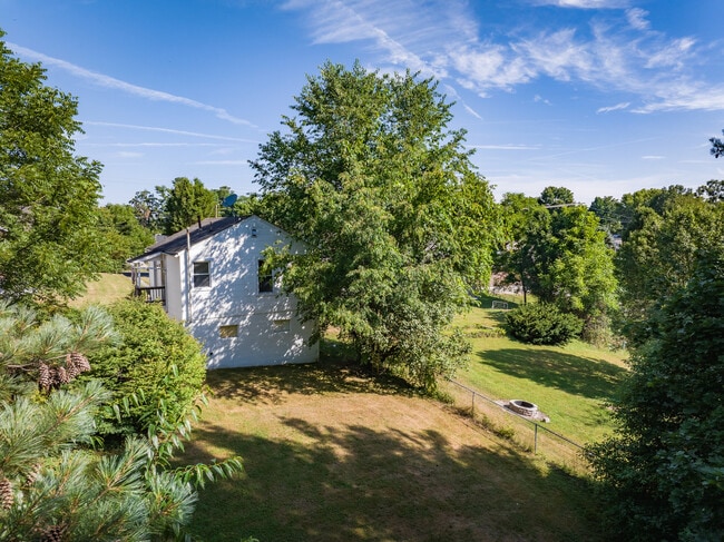 Building Photo - 610.5 Russell St