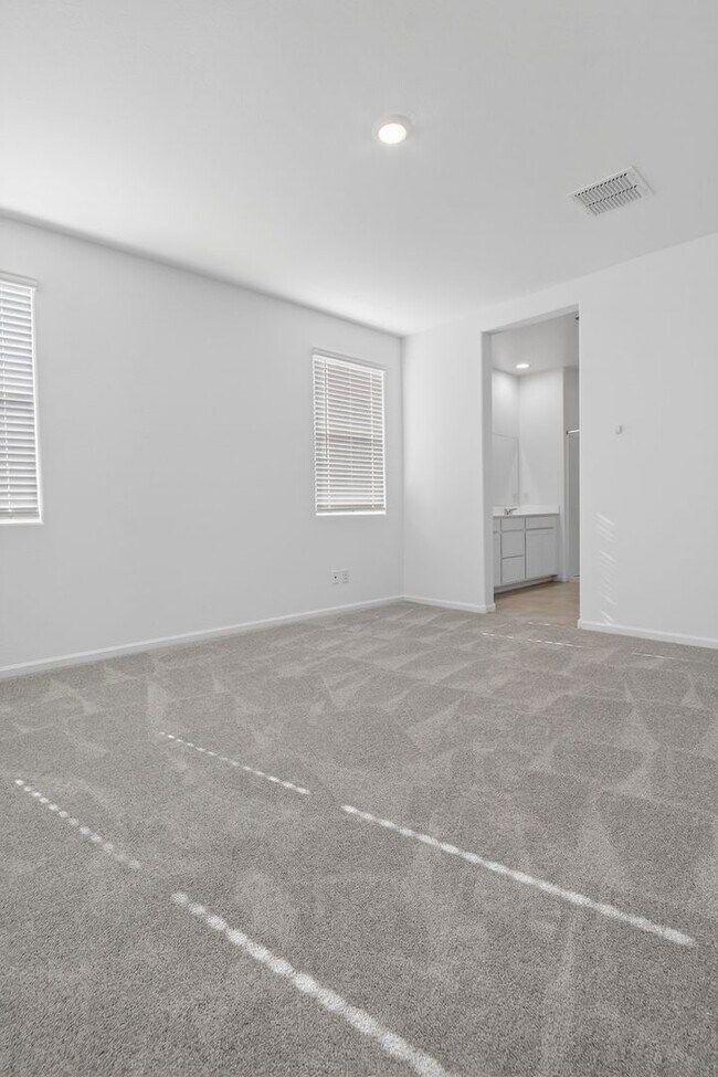 Building Photo - Modern 3BR Living with Resort-Style Amenities in Magma Vista Ranch