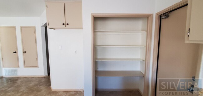 Building Photo - A Comfortable Home awaits the right Tenant!