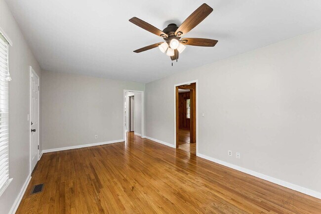Building Photo - "Charming 3-Bedroom Retreat with Spacious Living in Murfreesboro!"