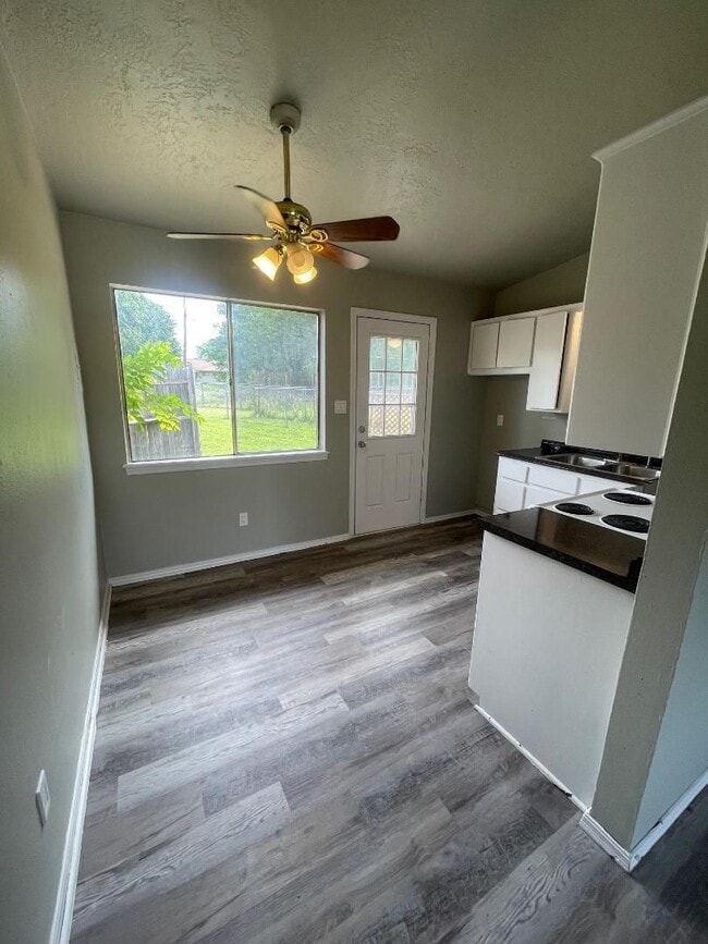 Building Photo - Adorable 1 bedroom 1 bathroom Duplex For Rent