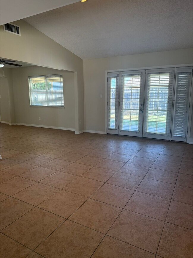 Building Photo - Spacious 4-Bedroom + 2 Bonus Rooms | Near ...