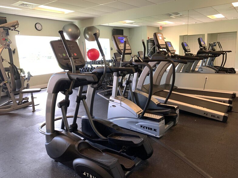 Building Photo - 3 Colonial Club Dr