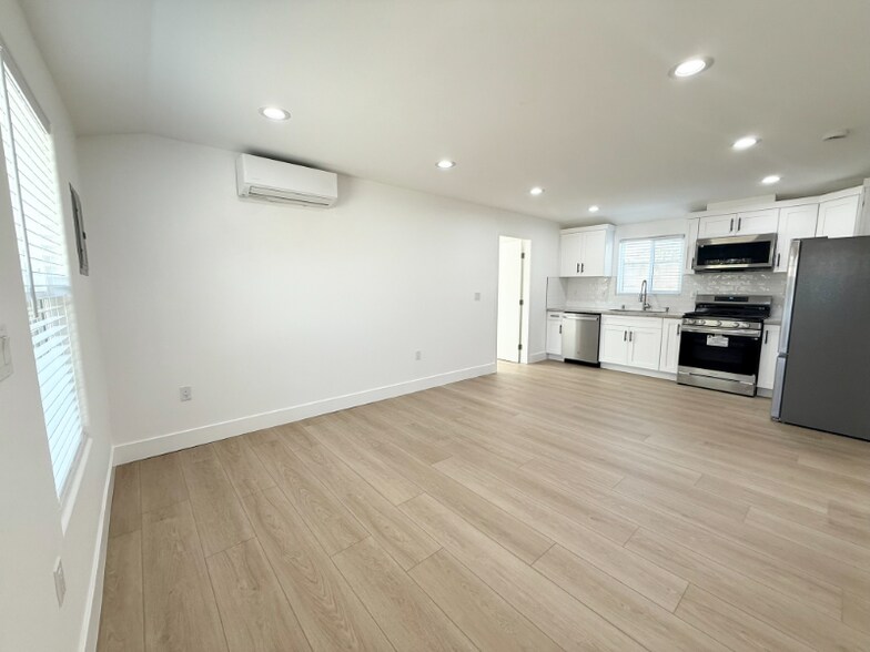 Building Photo - 7141 El Verano Dr