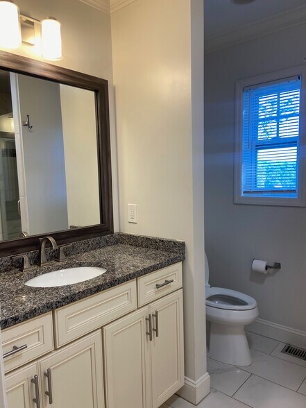 Building Photo - 907 Irving Rd