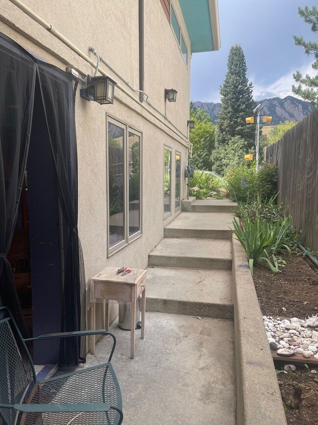 Building Photo - Furnished 2 Bedroom Garden Level Apartment in Upper Table Mesa Near Bear Creek Park