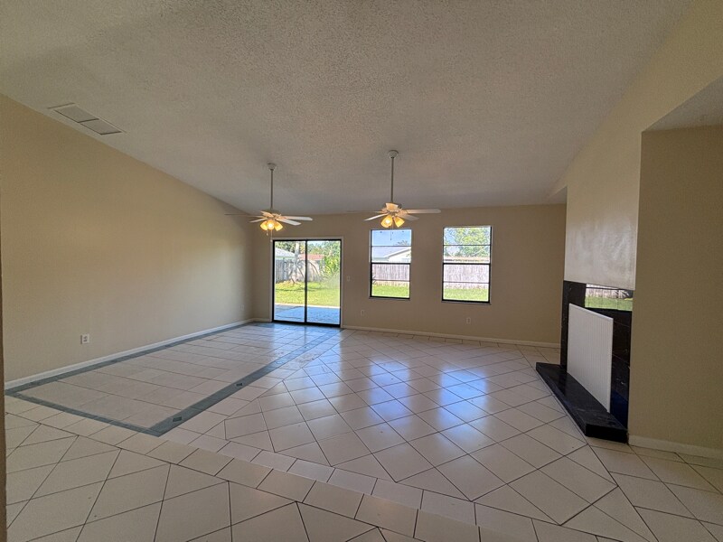 Building Photo - 3039 Queen Palm Dr