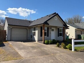 Building Photo - Cozy Two Bedroom Home Tucked Away in Newberg