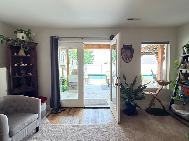 Building Photo - Executive 5 bed/4 bath home, POOL with pool service, decks with VIEWS, two kitchen/living room ar...