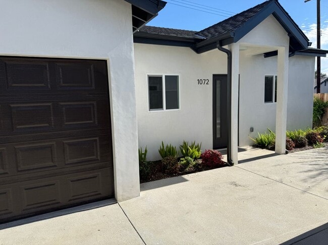 Building Photo - 1072 N Vinedo Ave