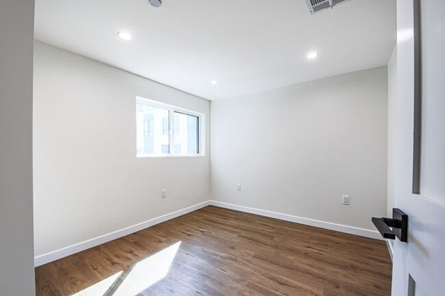 Building Photo - Ultra-Luxury Brand New 2 bed/2.5 bath and ...