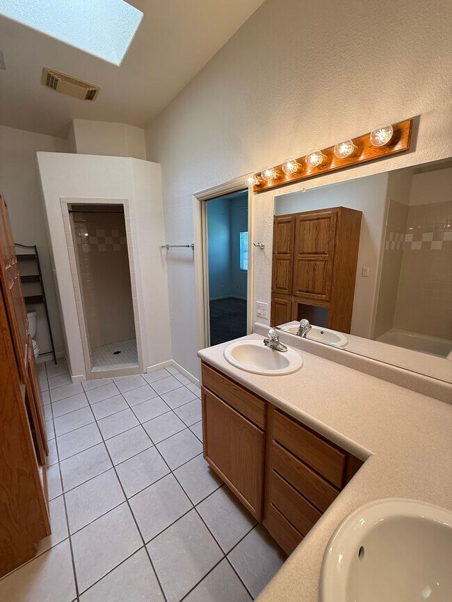 Building Photo - Beautiful 2 Bedroom/2 Bath W/ Office
