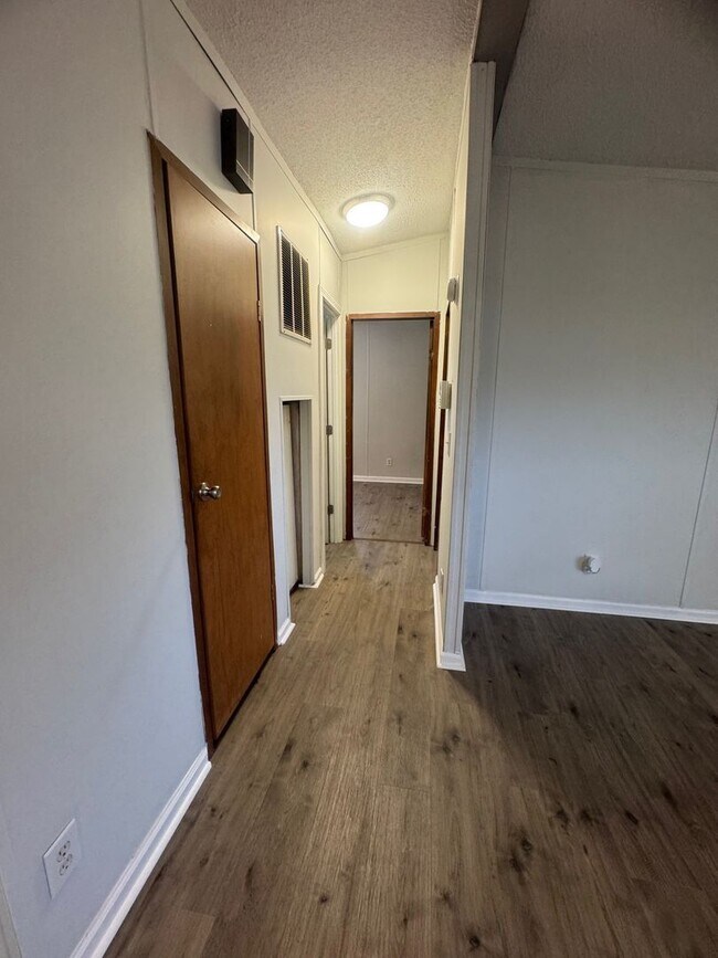 Building Photo - 204 Moss Creek Ln