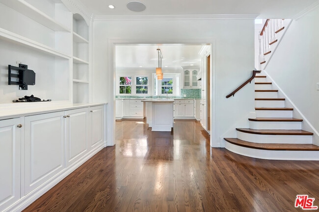 Building Photo - 360 Alma Real Dr