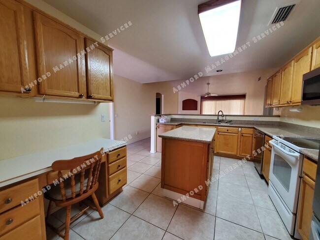 Building Photo - PINNACLE HILL RENTAL WITH MTN VIEWS, FIREP...