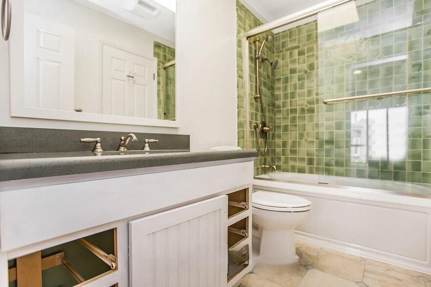 Full Bathroom Upstairs - 2185 Bush St