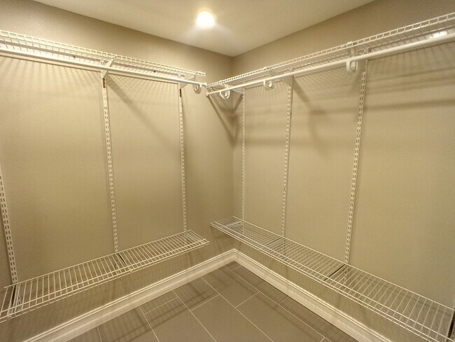 Building Photo - Discover Spacious Living in the Heart of Oviedo!