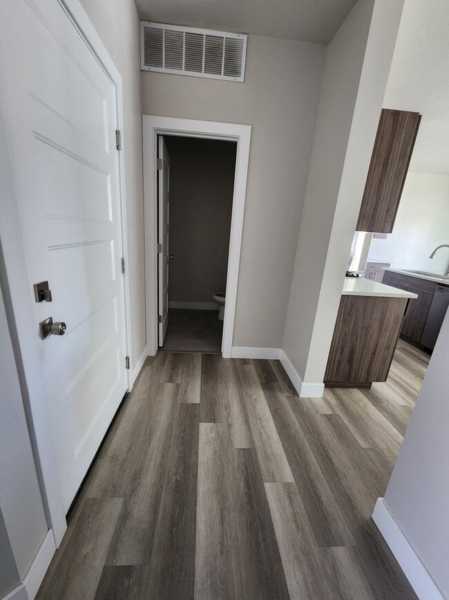 Building Photo - Modern 3-Bedroom Home with Balcony for Ren...
