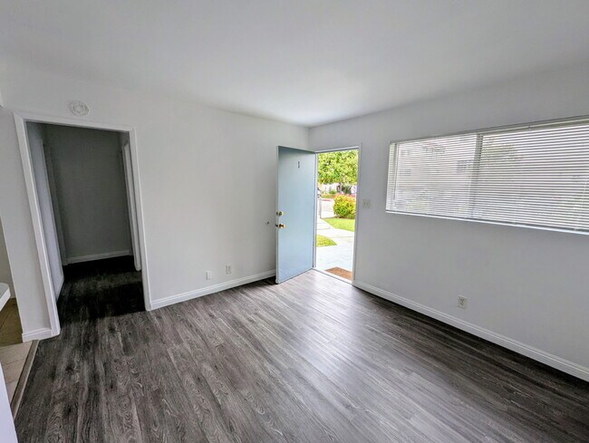 Building Photo - 2608 Vanderbilt Ln