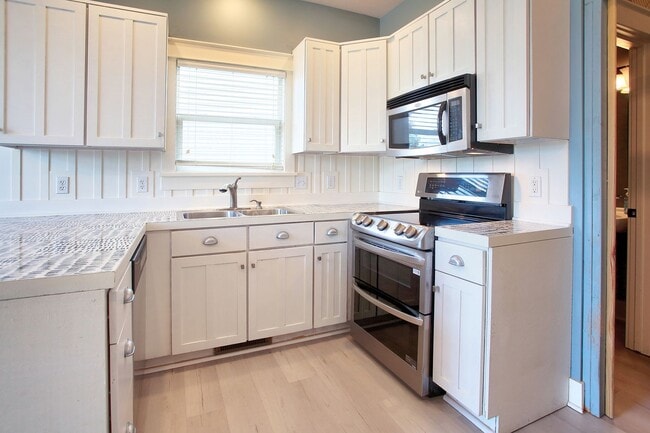 Building Photo - 3 BED 3 BATH HOME ON LAKE