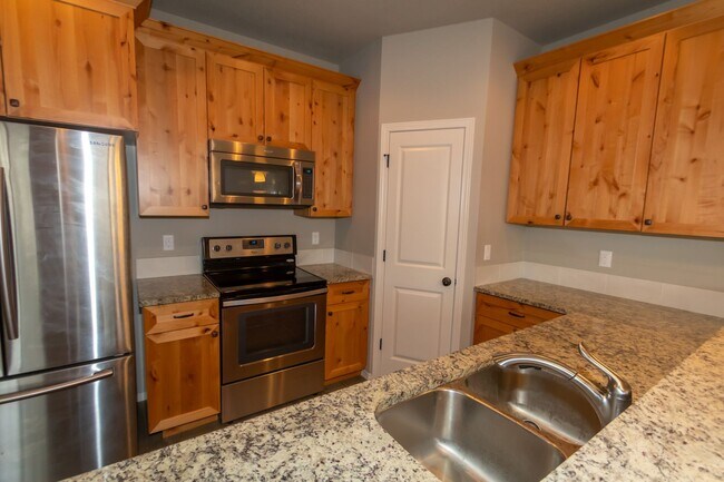 Building Photo - Three bedr townhouse in Orchards - Central AC