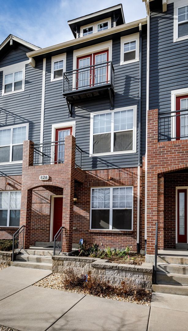 Building Photo - Fully Furnished Downtown 2 Bed, 4 Bath Executive Townhouse