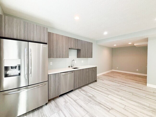 Building Photo - Luxury 5-Bedroom Rental with Pool, Finishe...