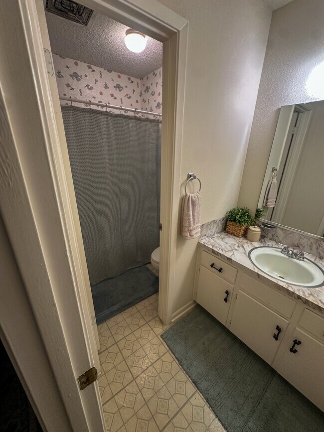 Building Photo - 81 Family Cir