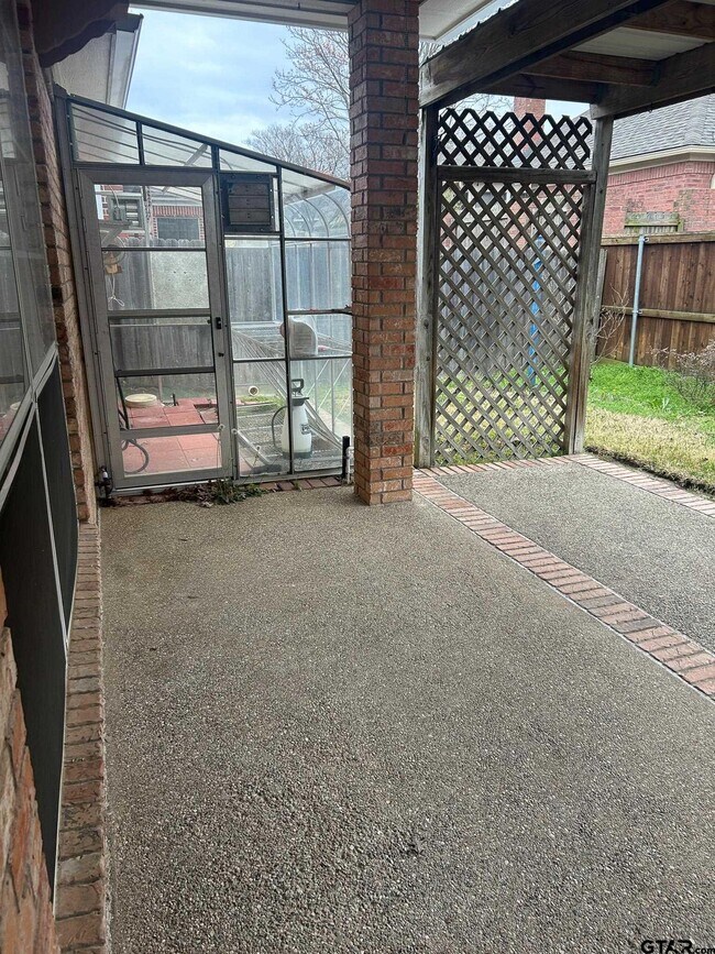 Building Photo - 704 Shiloh Ridge St