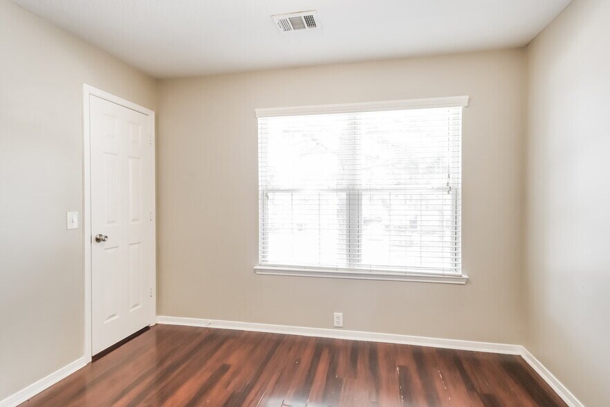 Building Photo - 19119 Royal Isle Dr