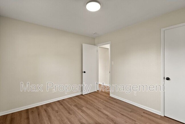 Building Photo - 121 Thornton Ave