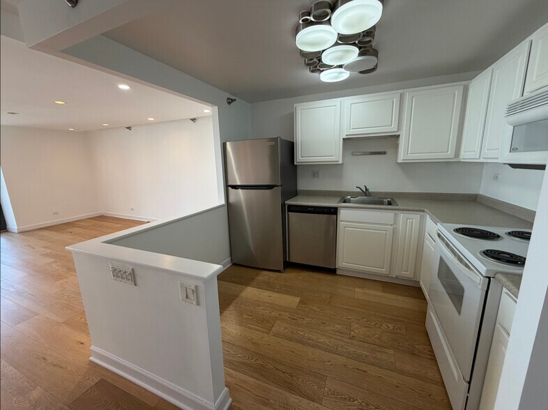 Building Photo - 10 E Ontario St