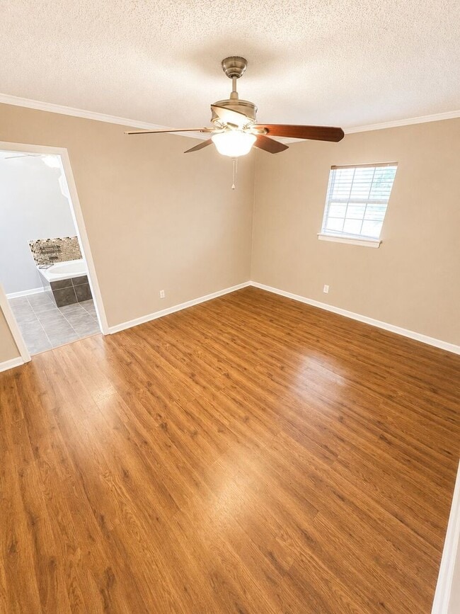 Building Photo - Haughton Home!