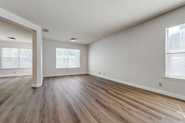 Building Photo - Amazing LOCATION! DeZavala & IH-10 Four Be...